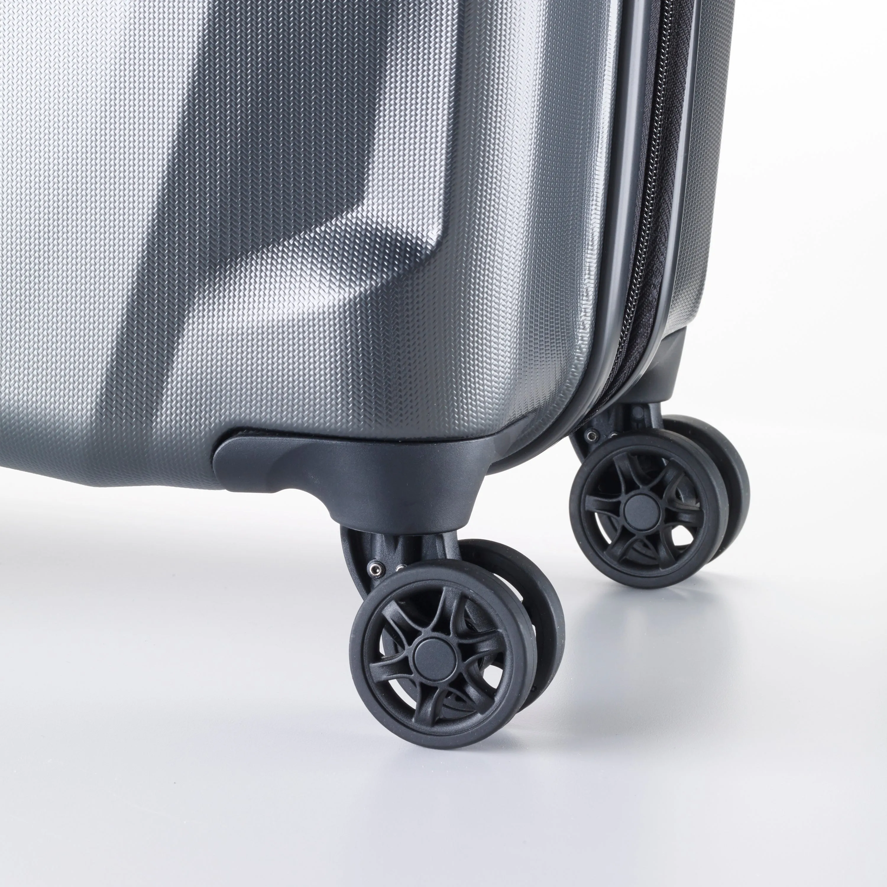 Samsonite Pursuit DLX Plus Spinner Carry-On